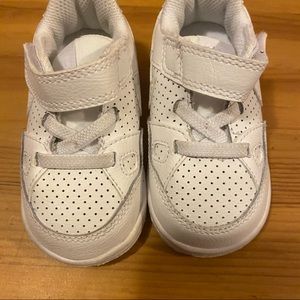 Nike white sneakers 4C